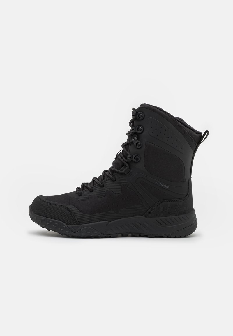 Mustat vedenpitävät saappaat, joissa on korkea nilkka, teksturoitu kangas, vahvistettu varvaskuppi ja hyvä pito pohja. Varustettu kuudella nappulalla ja pehmustetulla kauluksella.