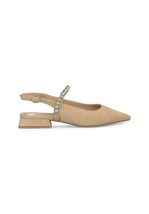 Escarpins en suède beige avec un bout pointu, un petit talon carré et une sangle décorative ornée de pierres claires.