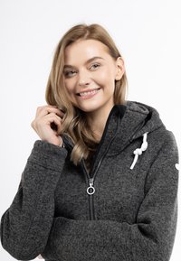 Graue Zip-Hoodie mit strukturiertem Finish, ausgestattet mit einem schwarzen Innenfutter, Zugband-Akzenten und einem silbernen Reißverschlussdetail.