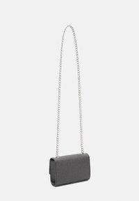 Borsa a tracolla nera glitterata con una tracolla in catena argentata, forma rettangolare, texture liscia e senza accenti o motivi visibili.