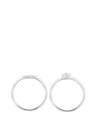 Bagues en argent avec un design de bande fine, l'une avec une seule pierre précieuse et l'autre avec un motif linéaire sur la bande.