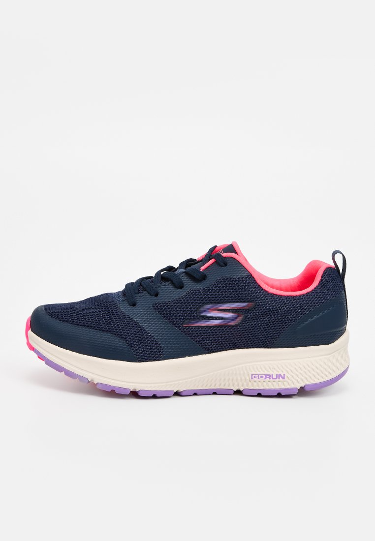 Baskets de sport en mesh bleu marine avec des accents roses ; elles présentent une semelle rembourrée, des superpositions texturées et un petit logo sur le côté.