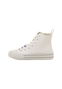 Sneakers bianchi alte realizzati in pelle liscia, con perline decorative color pastello sui lacci e una suola in gomma caratterizzata da strisce orizzontali.