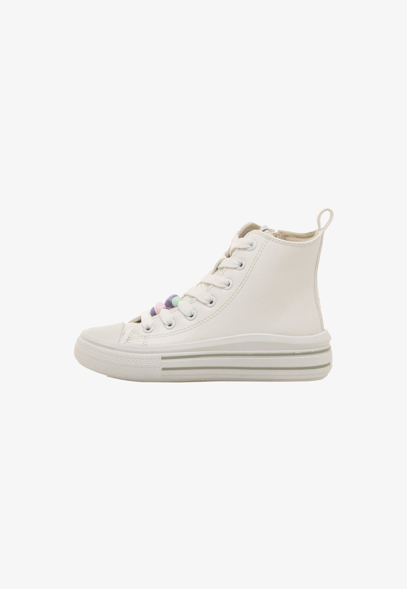 Zapatillas altas blancas de cuero suave con cuentas decorativas en colores pastel en los cordones y una suela de goma con rayas horizontales.