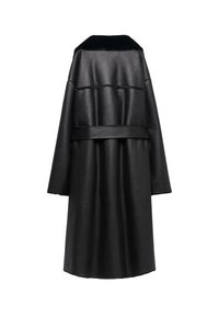 Zwarte jas met een gladde textuur, oversized ontwerp, brede mouwen en een ceintuur in de taille. Kenmerkt zich door een contrasterende kraag en minimale naden.