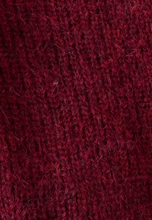 Tessuto di maglia bordeaux con superficie testurizzata e pelosa, con fibre visibili e trama densa, che crea un aspetto caldo e morbido.