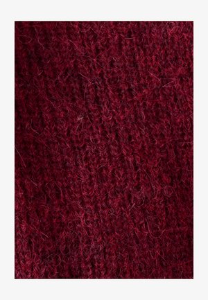 Tessuto di maglia bordeaux con superficie testurizzata e pelosa, con fibre visibili e trama densa, che crea un aspetto caldo e morbido.