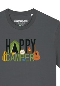 Grijze katoenen t-shirt met de opdruk "HAPPY CAMPER". Ontwerp bevat campingiconen: tent, gitaar, zaklamp, kompas en camera.