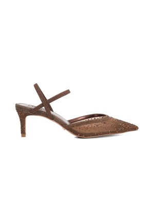 Chaussure à talon en cuir marron avec un bout pointu. Présente un matériau texturé et des embellissements le long de l'empeigne et du talon. Sangle ajustable.