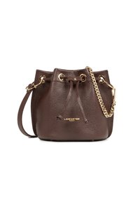 Sac seau en cuir marron avec un fermoir à cordon coulissant et une bandoulière en chaîne dorée, embossé du logo "LANCASTER PARIS" à l'avant.