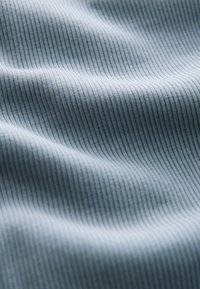 Tessuto a coste azzurro chiaro con una texture liscia, caratterizzato da sottili linee verticali e leggere variazioni di tonalit�à.