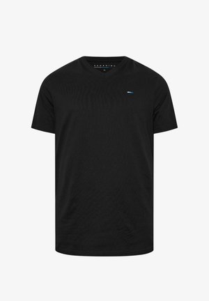 Schwarzes T-Shirt mit kurzen Ärmeln und V-Ausschnitt mit kleinem blau-weißem Logo auf der linken Brust, Größe XL, auf schlichtem Hintergrund dargestellt.