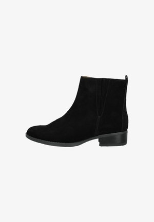 Stivale alla caviglia in suede nero con punta arrotondata, pannelli laterali elasticizzati e tacco basso a blocco. Texture liscia con dettagli di cucitura minimi.