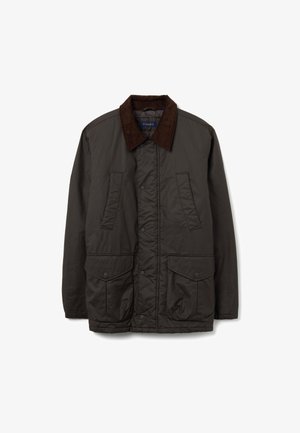 Giacca trapuntata marrone con colletto in velluto a coste, dotata di due grandi tasche frontali e design a taglio dritto. Tessuto liscio e materiale robusto.