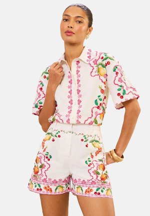 Love & Roses, REGULAR FIT - FRUIT PRINT SHORTS  . - Lühikesed püksid - ivory