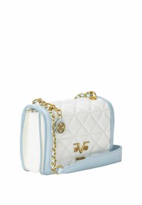 Gequilted witten lederen handtas met lichtblauwe accenten, gouden hardware, kettingriem en logo-details. Rechthoekige vorm met een gladde textuur.