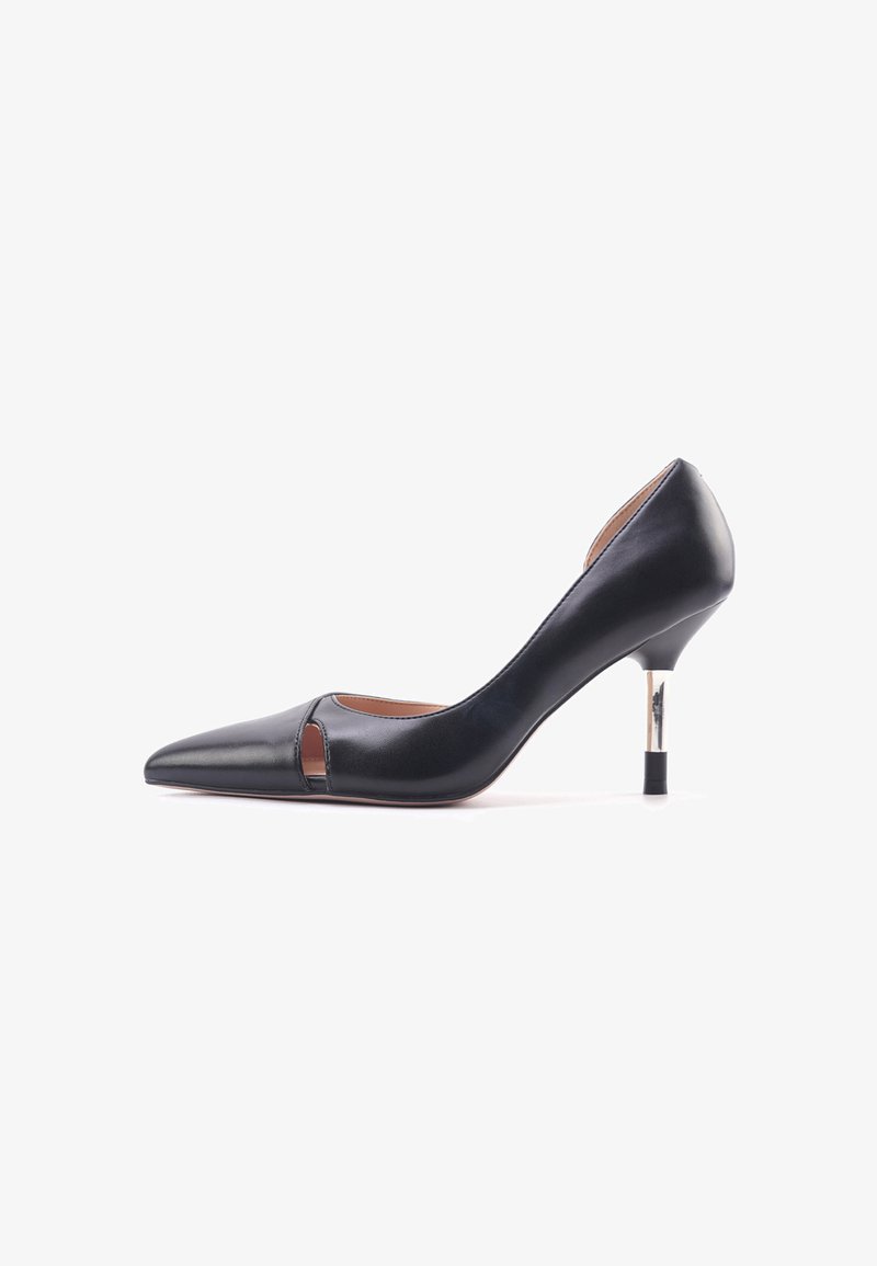 Chaussure à talon haut en cuir noir avec un bout pointu et un design découpé. Présente un talon fin avec un accent argenté et un bout noir.