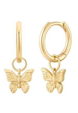 Pendientes de aro en tono dorado con charms de mariposa con un detalle texturizado. Los charms cuelgan de un enganche de eslabón circular.