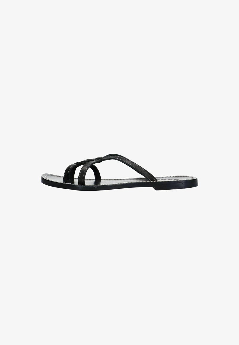 Zwarte platte sandalen met een minimalistisch ontwerp, met drie overlappende banden, een gladde textuur en een slanke zool.