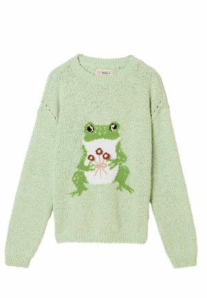 Pulover verde deschis, tricotat, cu o broască mare care ține trei flori roșii, amplasată central în față.