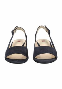 Granatowe zamszowe sandały na otwartym palcu z szerokim paskiem z przodu, cienkim paskiem wokół kostki i niskim obcasem. Gładkie wnętrze i regulowane zapięcie.