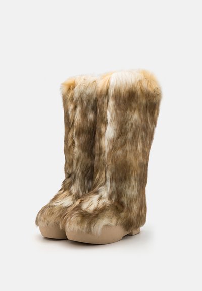 Botas de pelúcia em tons de castanho e creme, com uma textura fofinha e design de bico arredondado, apresentando uma sola plana bege.