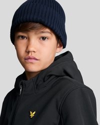 Schwarze Zip-Up-Kapuzjacke mit leichtem Schimmer und gelbem Logo auf der Brust, kombiniert mit einer navyblauen gerippten Strickmütze.