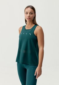 Grön ärmlös atletisk linne med rundad halsringning. Har ett lättviktigt, andningsbart material och horisontella linjeaccenter på framsidan.