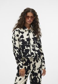 SOMETHINGNEW COW PRINT CORT CROPPED - Let jakke / Sommerjakker - macadamia
