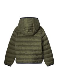 Olivno zeleni puffer jopič s kapuco, z navpičnim prešitjem, elastičnimi manšetami in mornarsko modrim obročem ob robu.