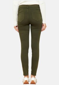 LolaLiza WITH PUSH-UP - Slimfit džínsy - khaki darky