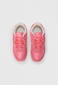 Roze tenisice s tekstilnim i nubuk gornjim dijelom, s narančastim detaljima, okruglim vezicama i bijelim gumeni potplat. Reebok logo na jeziku.
