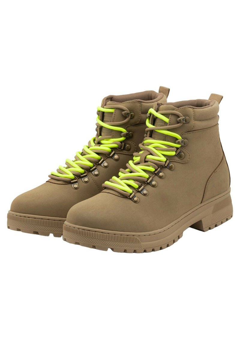 Botas de tobillo marrones con cordones de neón verdes, collar acolchado, ojales metálicos y suela de goma texturizada. Presenta un diseño robusto y resistente.