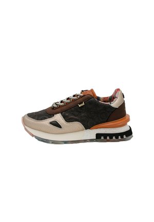 Zapatilla baja con paneles beige, negros y marrones, forro interior estampado, textura de estampado de leopardo, suela blanca y detalles en negro y naranja.