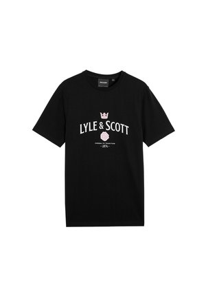 Svart bomullströja med vit och rosa LYLE & SCOTT-logotyp, en kronillustration och texten "Skål för traditionen - 1874." Kortsleeves.