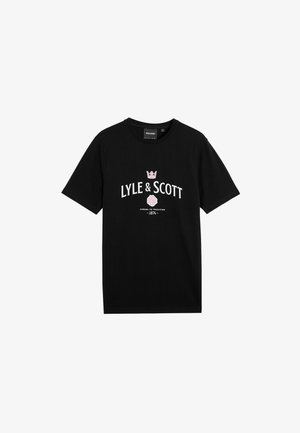 Sort bomulds T-shirt med hvid og pink LYLE & SCOTT branding, et kronegrafik og teksten "Skål for Tradition - 1874." Korte ærmer.