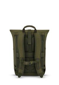 Zaino in tessuto verde con schienale imbottito e spallacci regolabili. Presenta una chiusura superiore arrotolata e una tasca laterale con zip. Design resistente e texture interessante.