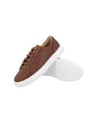 Brauner Ledersneaker mit niedrigem Schaft, braunen Schnürsenkeln und weißer Gummisohle, ein Schuh zeigt das Profil der Sohle von unten.