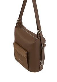 Borsa a spalla in pelle marrone con chiusura a zip, finitura testurizzata e tasca frontale in suede più chiaro. Tracolla regolabile con hardware in argento.
