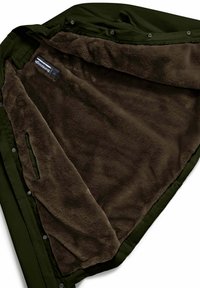 Giacca esterna verde con un morbido rivestimento interno in pelliccia sintetica marrone. Presenta chiusure a pressione e tasche discrete all'interno del rivestimento. Tessuto liscio.