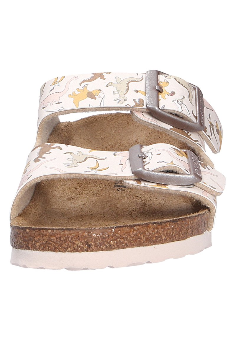 Sandales rose clair avec motif animal, dotées de deux boucles argentées réglables, d'une semelle en liège et d'une semelle extérieure texturée marron.