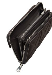 Brązowy portfel z pikowanej tkaniny z srebrnymi suwakami i podwójną komorą. Charakteryzuje się gładką teksturą i wyraźnie zarysowanym kształtem.