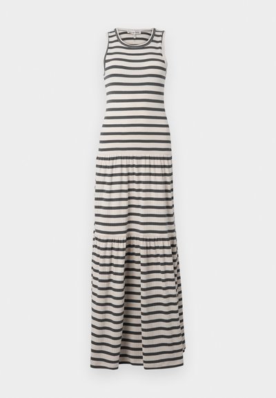 Robe maxi à rayures avec un design sans manches, présentant un haut ajusté et un bas à volants dans des couleurs noir et crème. Texture douce à côtes.