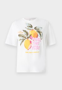 Hvid bomulds T-shirt med et grafisk design af to gule citroner med grønne blade, ledsaget af farverig tekst: "FØL STEMNINGEN."