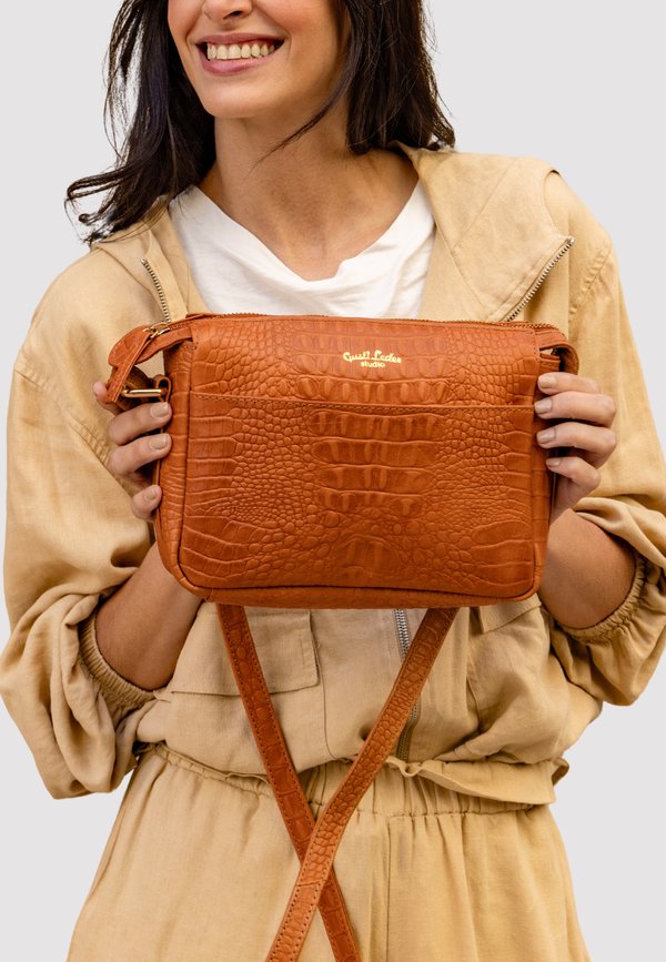 DARBY - Umhängetasche - braun struktur