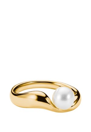 Goldener Ring mit einem glatten, geschwungenen Design, das eine einzelne weiße Perle in einer offenen Fassung vor weißem Hintergrund hält.