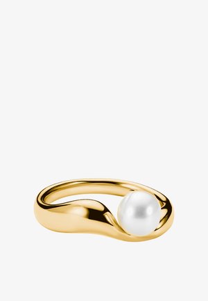 Goldener Ring mit einem glatten, geschwungenen Design, das eine einzelne weiße Perle in einer offenen Fassung vor weißem Hintergrund hält.