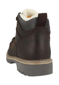 Brun læderstøvle med en blød cremefarvet krave, robust gråt sål, syningsdetaljer og ankelhøjde design.