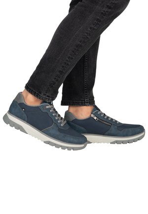 Baskets bleues avec matériaux en daim et mesh, accents gris, design à lacets et une fermeture éclair latérale. Semelle légère et texturée.