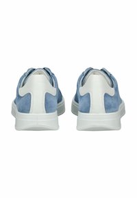 Niebieskie zamszowe trampki z białym skórzanym zapiętkiem. Posiadają białą podeszwę oraz zaokrąglony kształt z teksturowanym wykończeniem na górnym materiale.